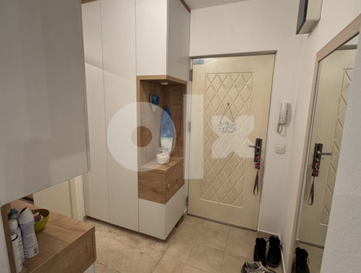 🏢 GIGANT NEKRETNINE – Alipašino polje 📍 Prodajemo trosoban stan od 78 m² – prvi sprat, idealan i za porodicu i za investiciju! ✨ Renoviran & polunamješten – ostaje čak 80% stvari, samo se useli i živi! 🛏️ Trosoban, ali lako se izvodi treća spavaća soba. 🌅 Dvostrana orijentacija – istok & zapad, sunca kad hoćeš, hlad kad poželiš! 🔧 Sve sređeno, očišćeno, spremno za novog vlasnika. 📘 FMT: 178/2025 📕 Registar: 136/2022 📞 061 391 301 – Gigant, uvijek tu za nove kvadrate!